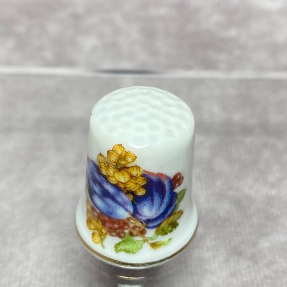 Vintage Porcelain Thimble With Hand-Painted Fruit Design & Gold Trim - Picture 5 of 7